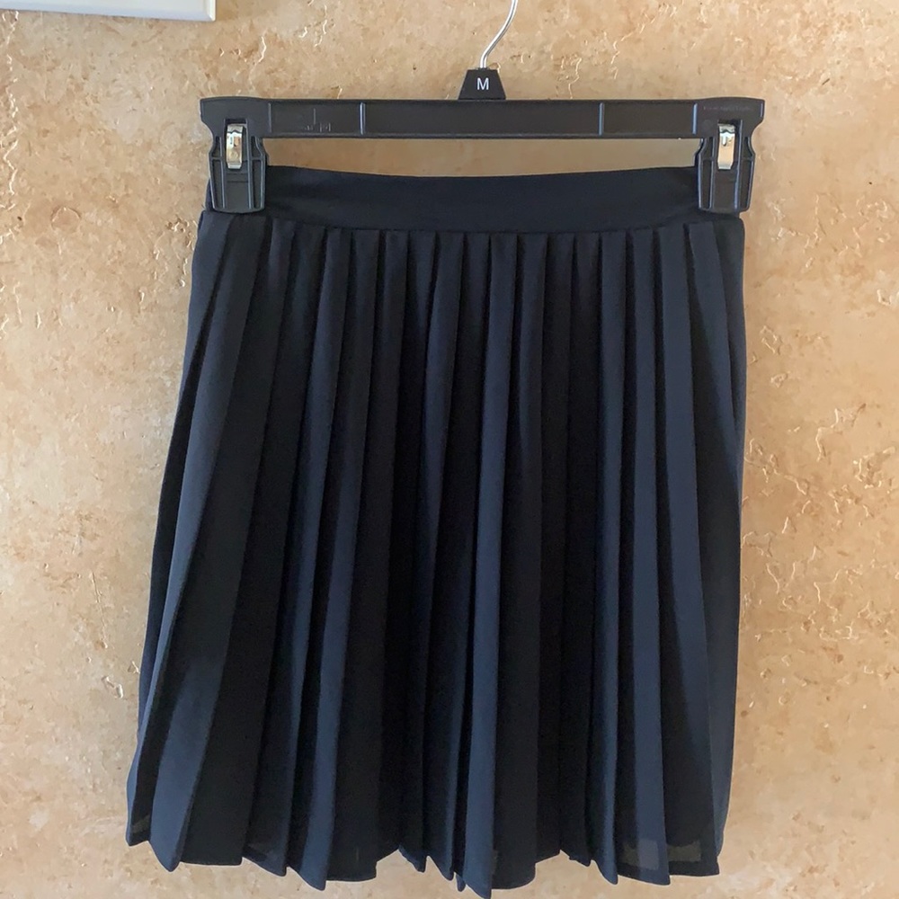 CUTE-NWT-Pleated Mini Skirt-Med-Forever21-Black